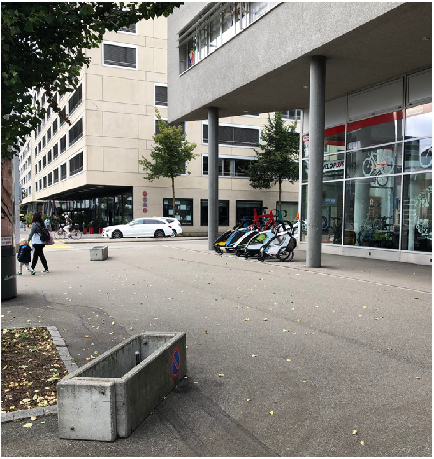Arcade and forecourt of a Seebach retail building